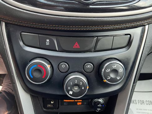 Used 2020 Chevrolet Trax LS AWD/4WD image 19