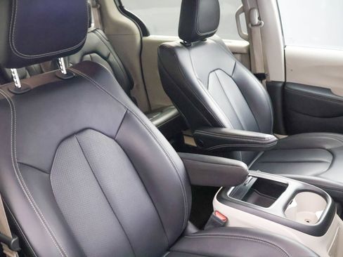 Used 2023 Chrysler Pacifica Touring-L FWD image 33