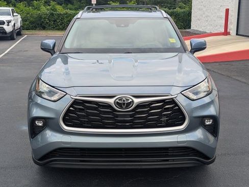 Used 2023 Toyota Highlander XLE FWD image 2