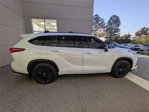 Used 2024 Toyota Highlander FWD image 7