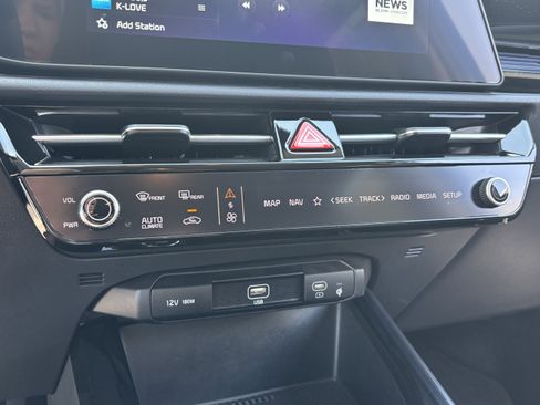 Certified 2025 Kia Niro EX FWD image 22