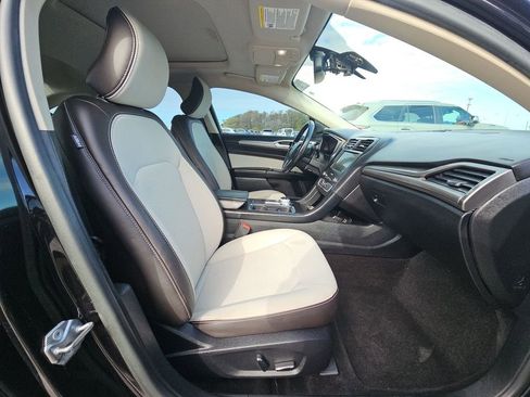 Used 2019 Ford Fusion SE w/ Equipment Group 151A FWD image 13