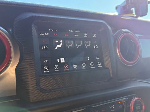 Used 2018 Jeep Wrangler Unlimited Sahara image 28