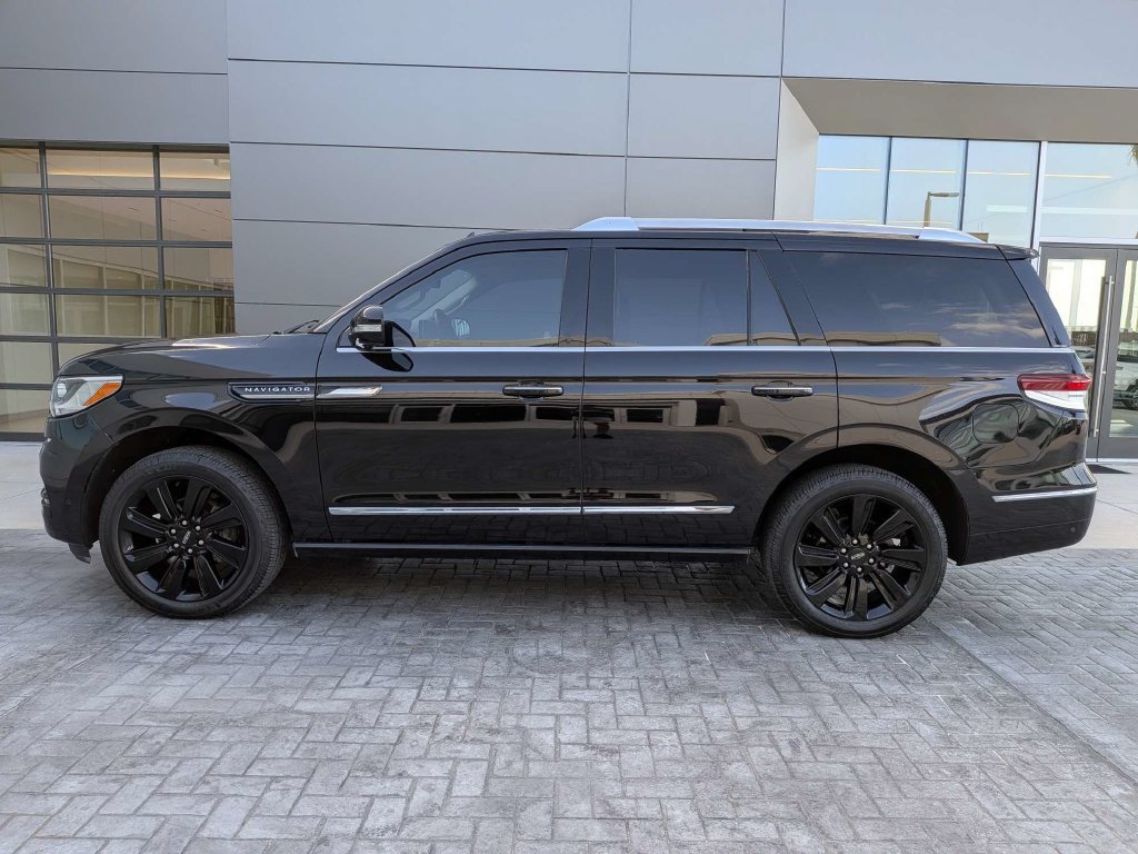 Used 2023 Lincoln Navigator Reserve w/ Monochromatic Package RWD image 2