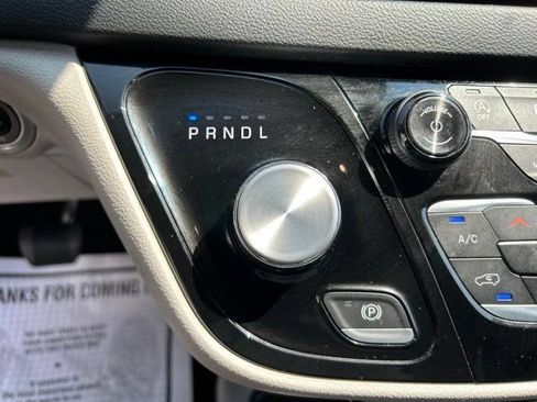 Used 2024 Chrysler Pacifica Touring-L FWD image 31