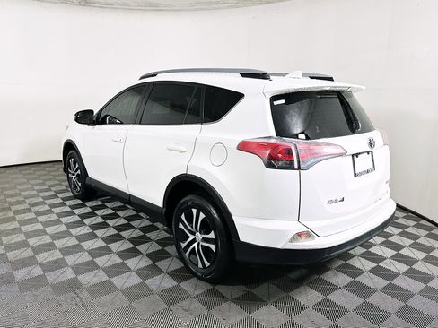 Used 2018 Toyota RAV4 LE FWD image 5