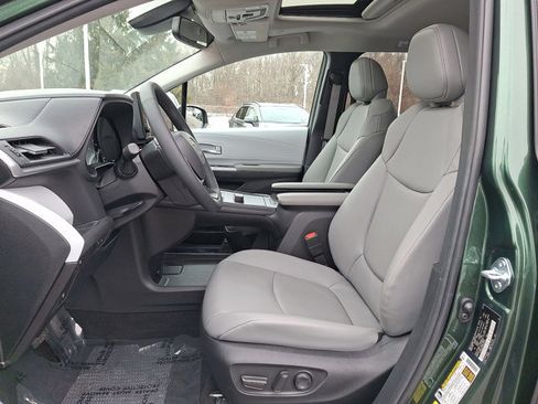 Used 2025 Toyota Sienna XLE image 12