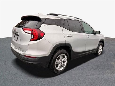 Used 2022 GMC Terrain SLE w/ Driver Convenience Package image 3