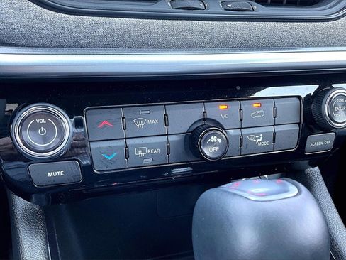 Used 2025 Jeep Compass Latitude image 26