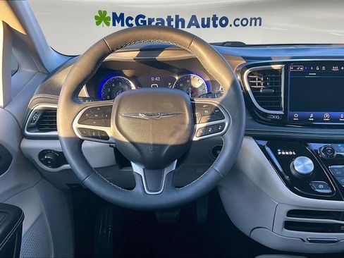 Used 2022 Chrysler Pacifica Touring-L image 9