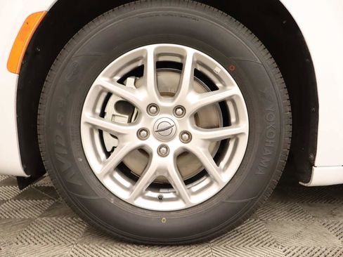 Used 2025 Chrysler Pacifica Select FWD image 5