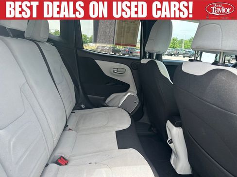 Used 2018 Jeep Renegade Latitude w/ Safety & Security Group FWD image 30
