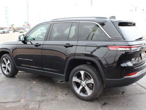 Used 2023 Jeep Grand Cherokee Limited image 6
