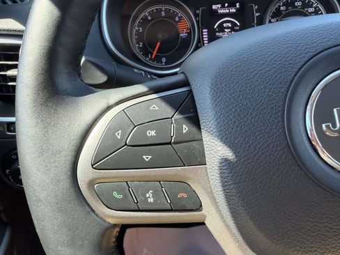 Used 2019 Jeep Cherokee Latitude Plus w/ Cold Weather Group AWD/4WD image 29