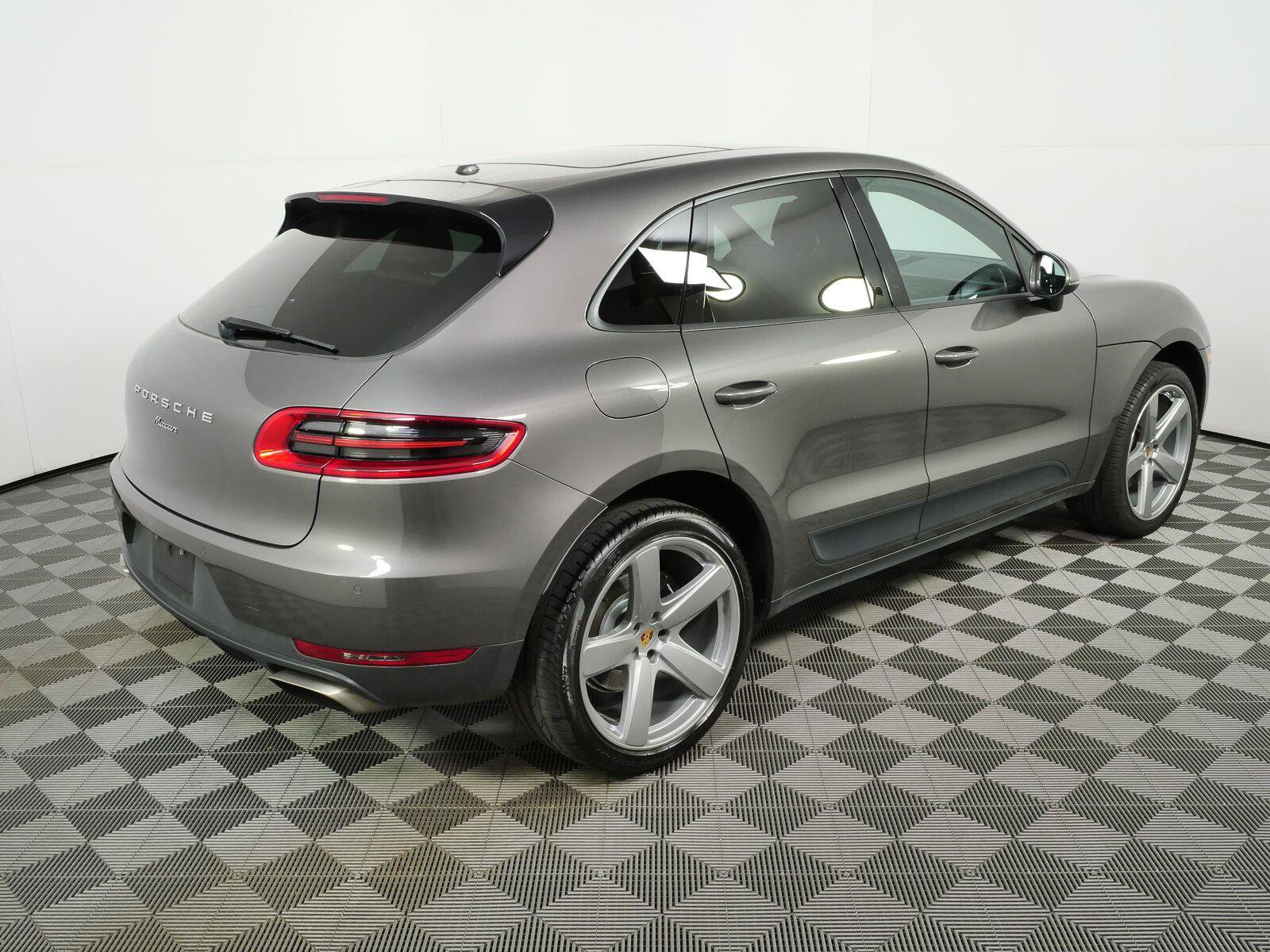 Used 2018 Porsche Macan AWD/4WD image 26
