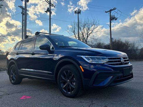 Used 2024 Volkswagen Tiguan SE w/ Panoramic Sunroof Package image 6