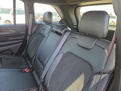 Used 2025 Jeep Grand Cherokee Altitude AWD/4WD image 18