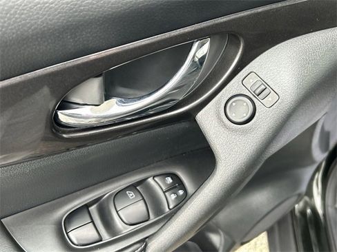 Used 2019 Nissan Rogue SV image 16