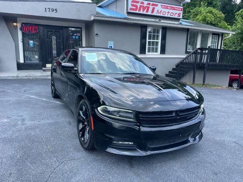 Used 2017 Dodge Charger R/T w/ Navigation & Travel Group RWD image 4