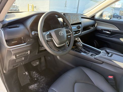 Used 2024 Toyota Grand Highlander XLE image 9