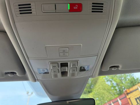 Used 2023 Volkswagen Tiguan SE w/ Panoramic Sunroof Package FWD image 18