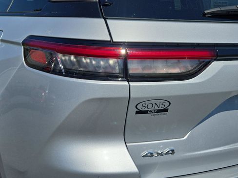 Used 2023 Jeep Grand Cherokee Laredo image 9