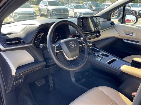 Used 2024 Toyota Sienna XLE image 39