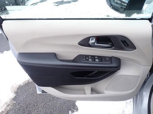 Used 2023 Chrysler Pacifica Touring-L image 21