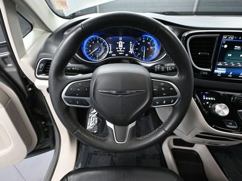 Used 2022 Chrysler Pacifica Touring-L image 27
