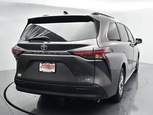 Used 2022 Toyota Sienna LE w/ LE Plus Package FWD image 6