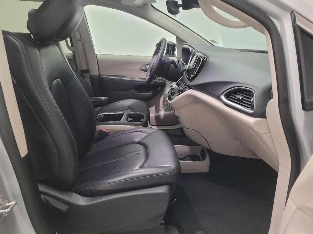 Used 2024 Chrysler Pacifica Touring-L FWD image 21