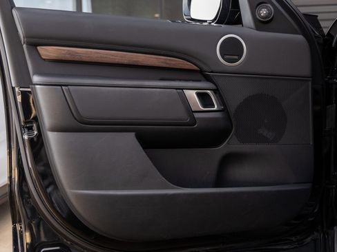 Used 2020 Land Rover Discovery HSE image 16