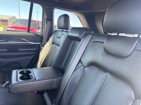 Used 2025 Jeep Grand Cherokee Limited AWD/4WD image 29