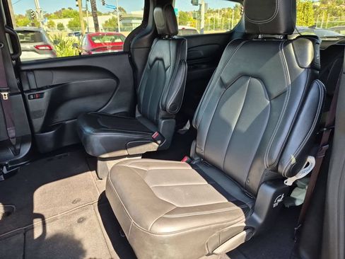Used 2025 Chrysler Pacifica Select FWD image 28
