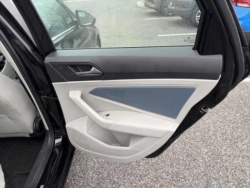 Certified 2025 Volkswagen Jetta SE image 17