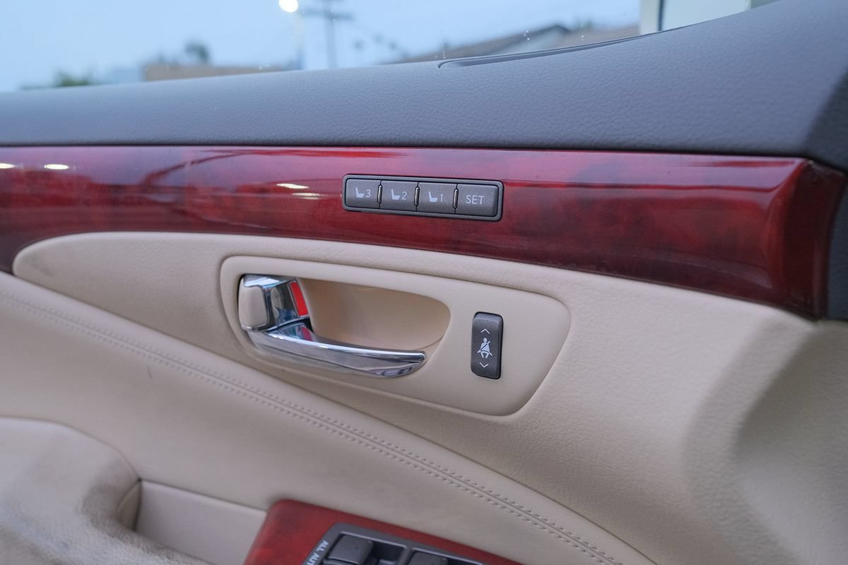 Used 2011 Lexus LS 460 w/ Comfort Pkg RWD image 11