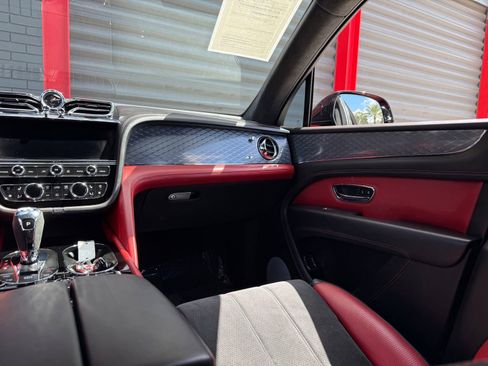 Used 2022 Bentley Bentayga image 29