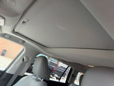 Used 2021 Toyota Highlander XLE AWD/4WD image 8