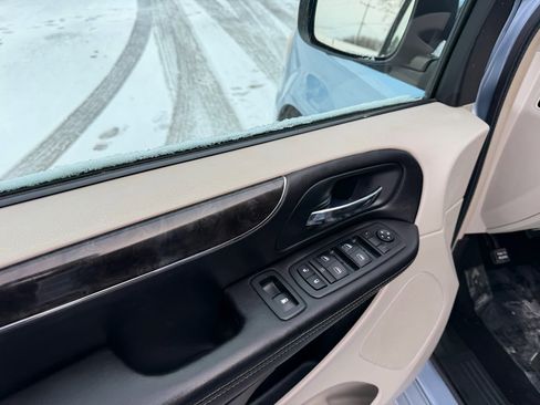 Used 2013 Chrysler Town & Country Touring image 12