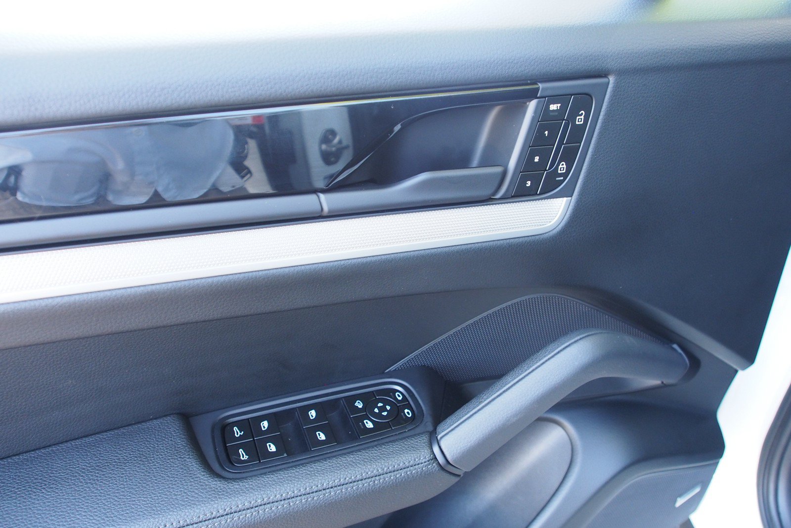 Used 2024 Porsche Cayenne AWD/4WD image 21