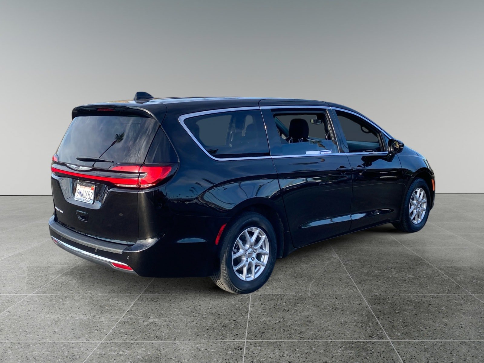 Used 2024 Chrysler Pacifica Touring FWD image 5