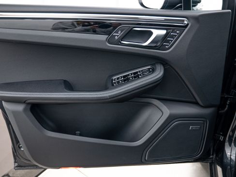 Certified 2026 Porsche Macan AWD/4WD image 13