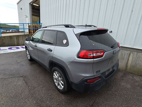 Used 2017 Jeep Cherokee Sport FWD image 4