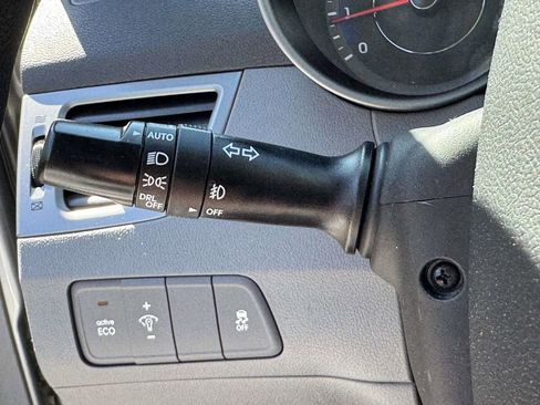 Used 2015 Hyundai Elantra SE w/ Option Group 02 FWD image 19