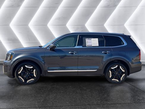 Used 2023 Kia Telluride S image 2