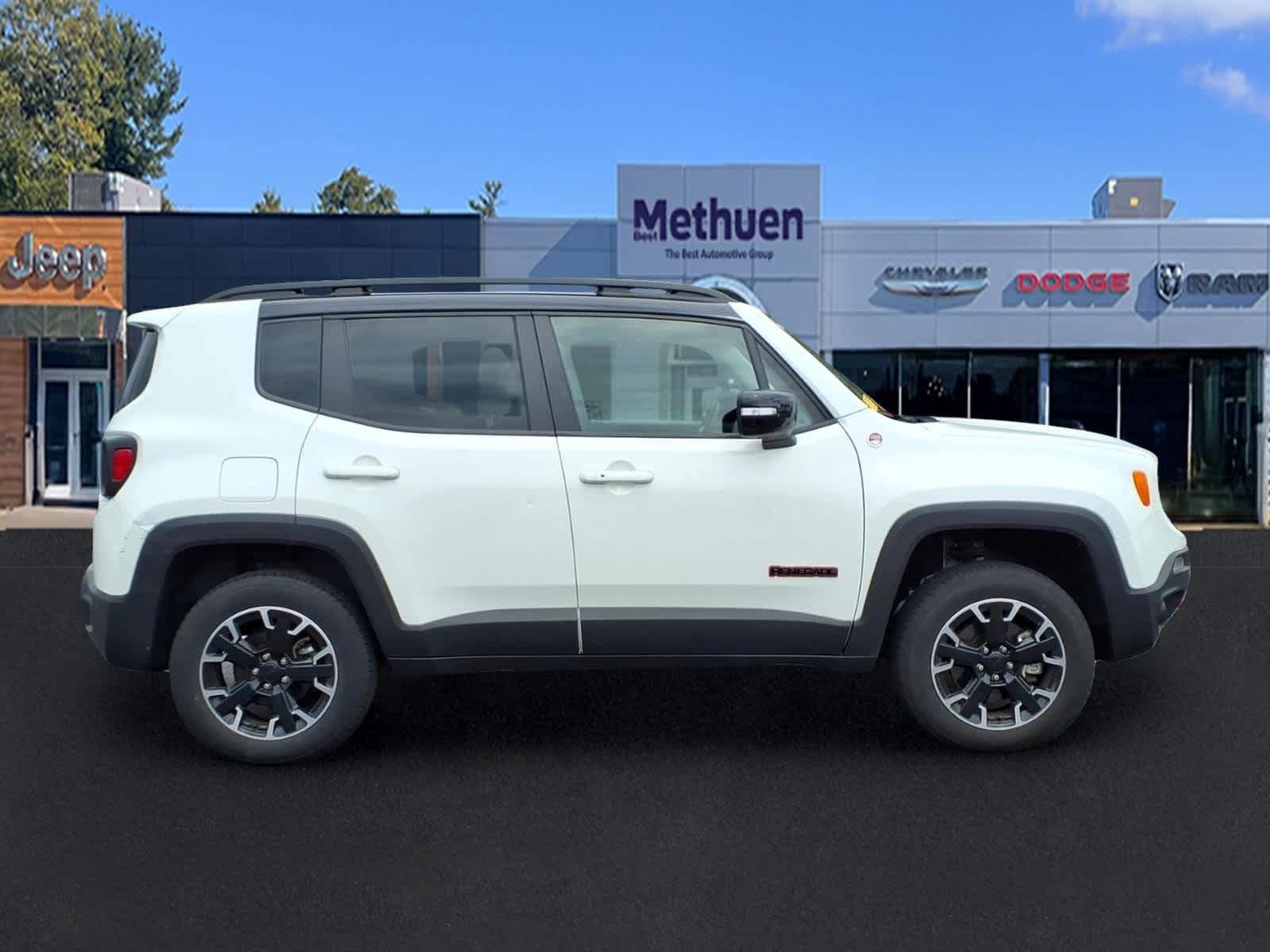 Used 2023 Jeep Renegade Trailhawk AWD/4WD image 3