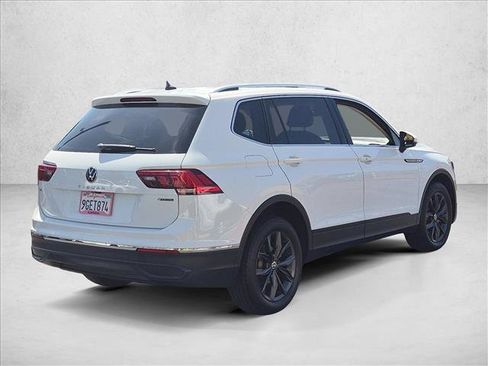 Certified 2022 Volkswagen Tiguan SE w/ Panoramic Sunroof Package AWD/4WD image 5
