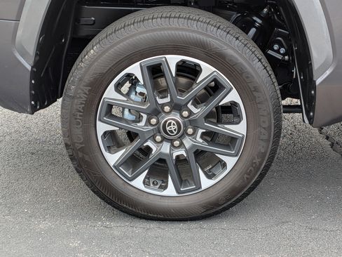 Used 2025 Toyota Tundra Limited AWD/4WD image 14
