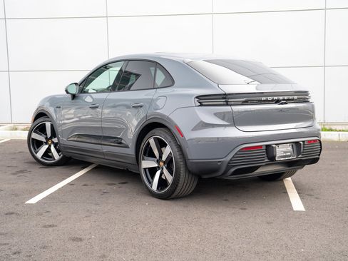 Certified 2025 Porsche Macan Electric image 3
