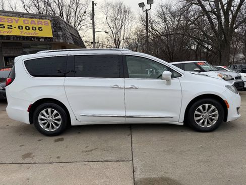 Used 2018 Chrysler Pacifica Touring-L image 8